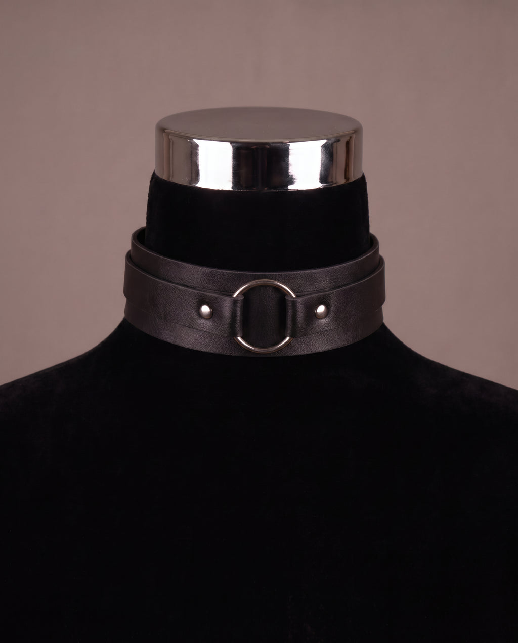 Collier Romy sur buste velours noir, vue de face