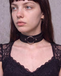 Collier ras-de-cou Romy en cuir vegan noir à anneau argenté, porté de trois-quarts avec un top noir à dentelle
