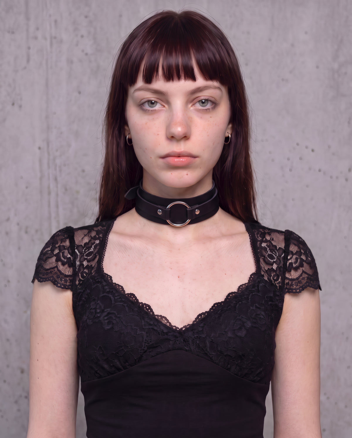Collier Romy porté de face avec un top noir à décolleté en dentelle