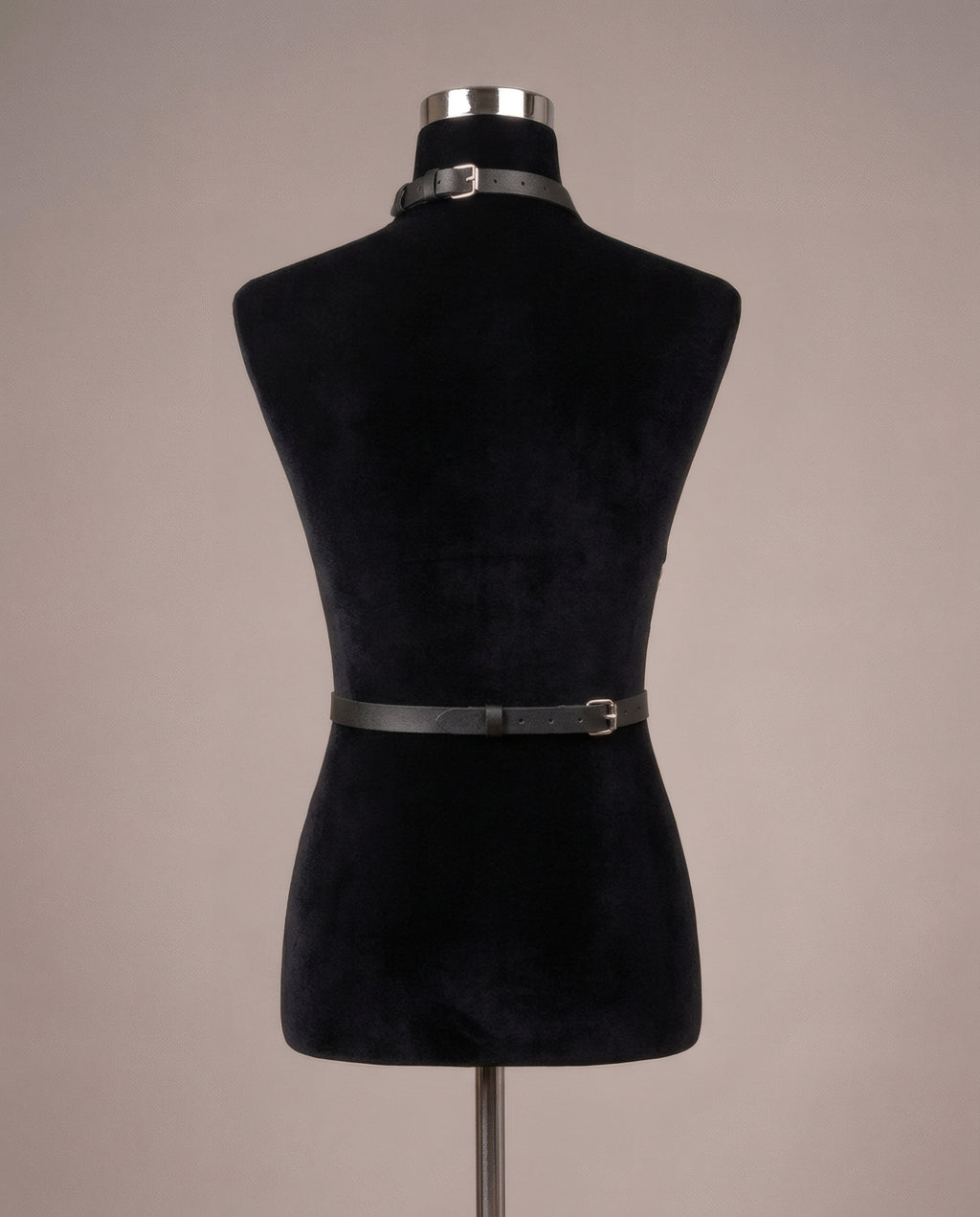 Harnais Ananké sur buste velours noir, vue de dos : boucle à la nuque et boucle de ceinture