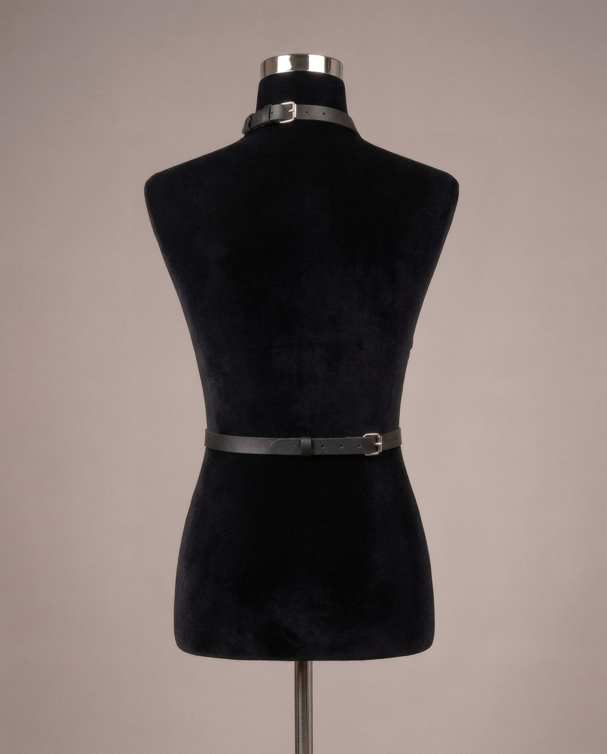Harnais Ananké sur buste velours noir, vue de dos : boucle à la nuque et boucle de ceinture
