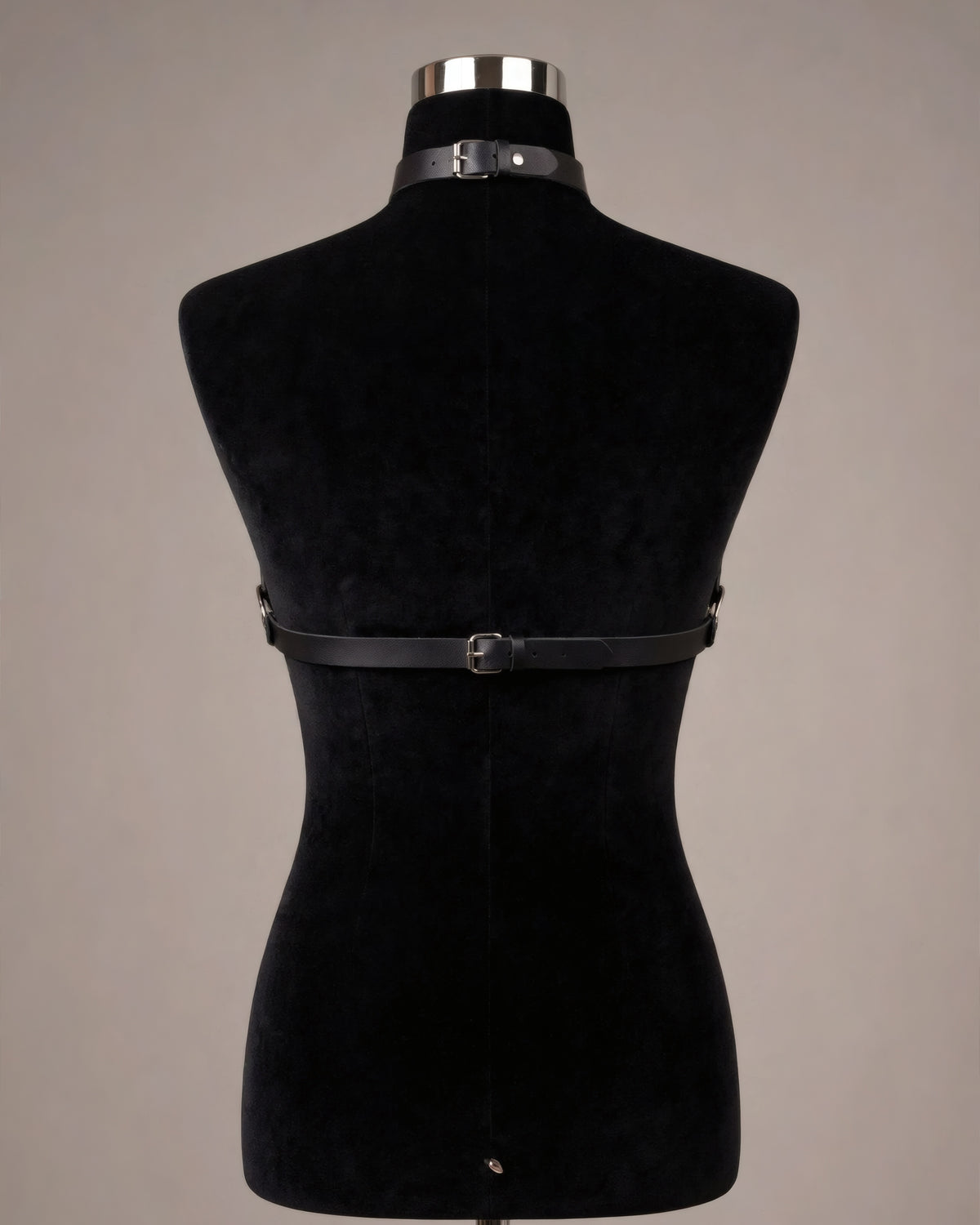 Harnais Méduse sur buste en velours noir, vue de dos : collier et sangle de dos à boucle