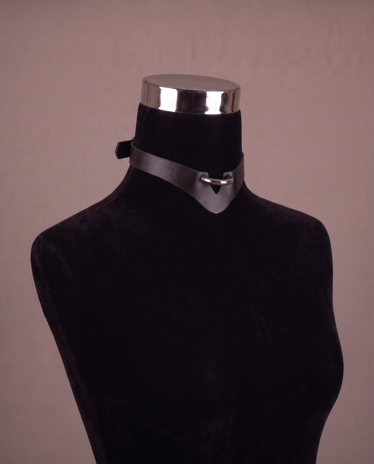 Collier Mina sur buste velours noir, vue de trois-quarts