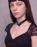 Collier Mina porté de face avec un top noir à décolleté en dentelle