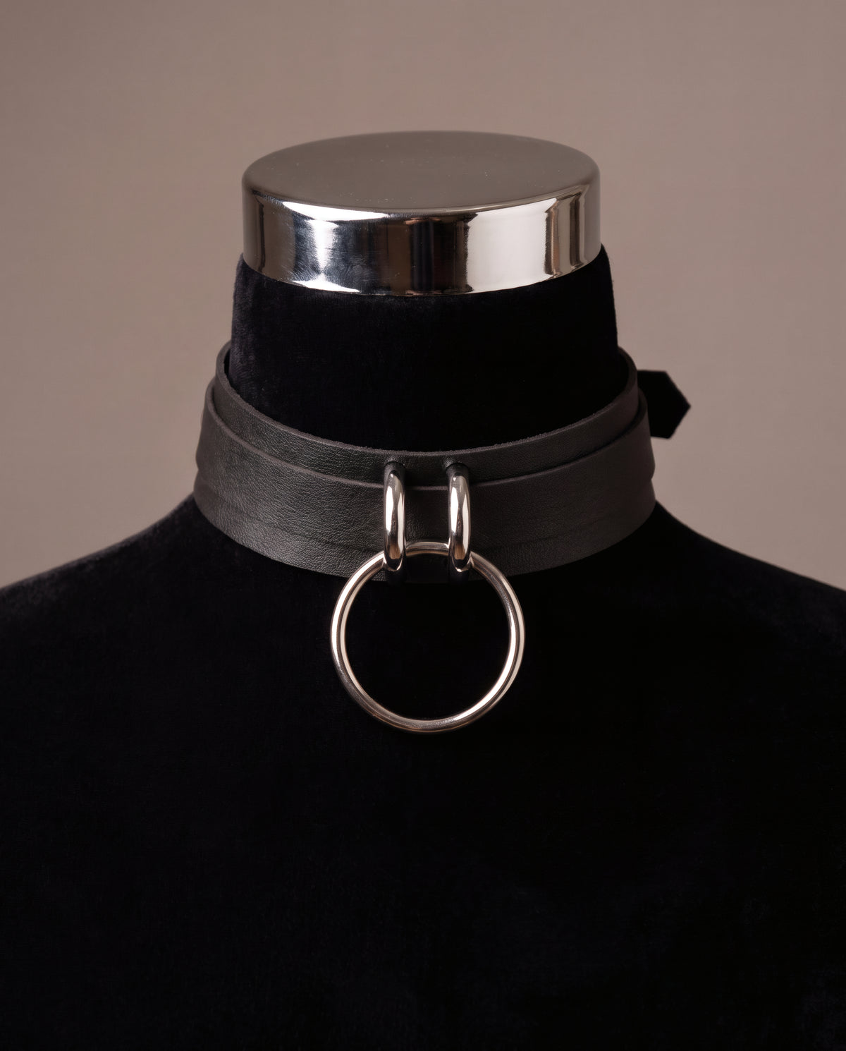Collier Morgane sur buste velours noir, vue de face