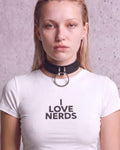 Collier ras-de-cou Morgane en cuir vegan noir à grand anneau argenté, porté de face avec un t-shirt blanc court I Love Nerds