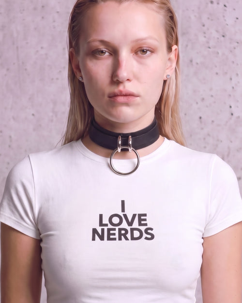 Collier ras-de-cou Morgane en cuir vegan noir à grand anneau argenté, porté de face avec un t-shirt blanc court I Love Nerds