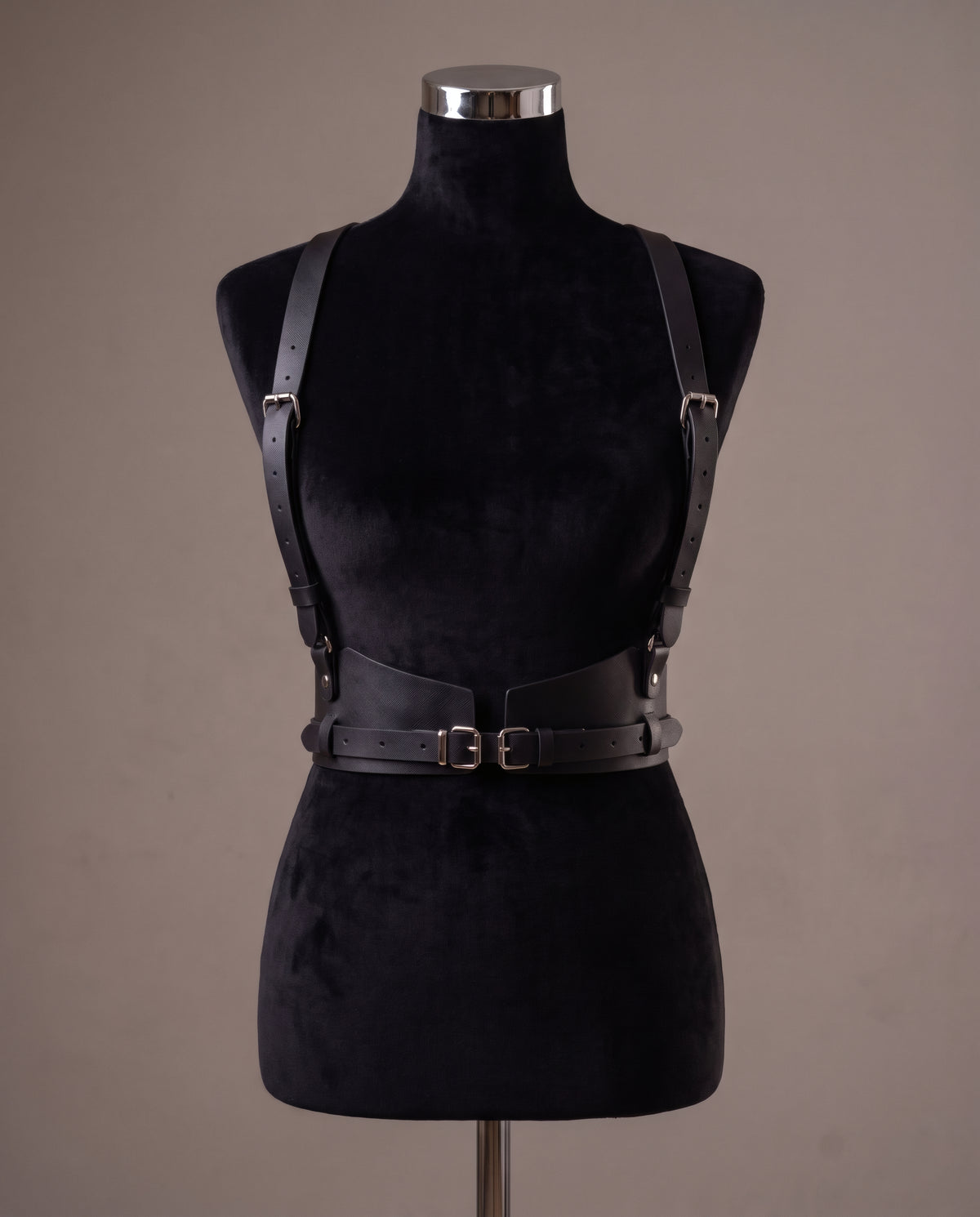 Harnais Naomi sur buste velours noir, vue de face : bretelles à boucles et large ceinture corset