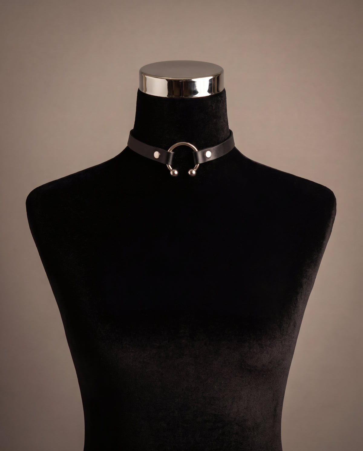 Collier Salomé sur buste velours noir, vue de face