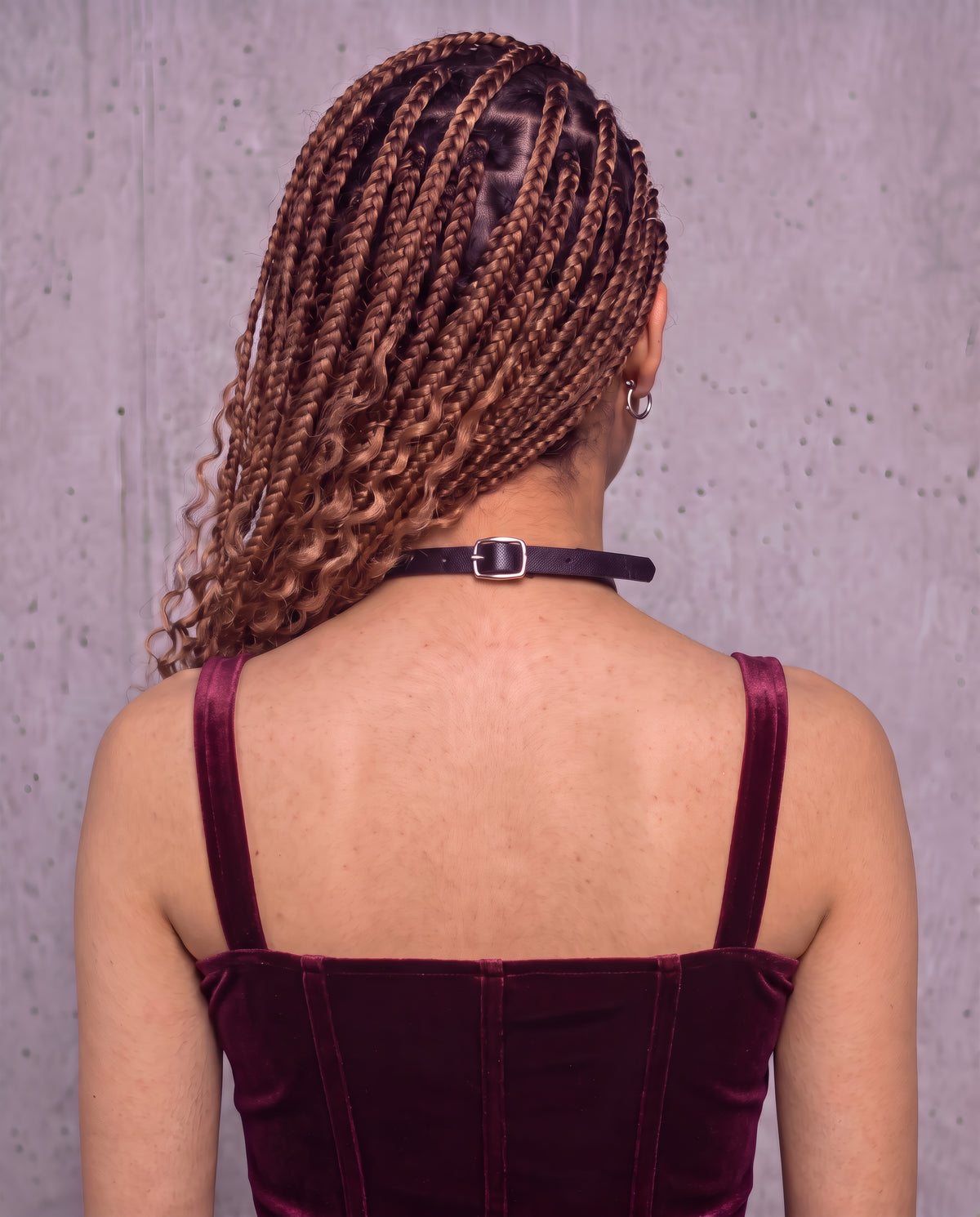Collier Salomé porté, vue de dos sur la boucle de fermeture