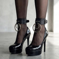 Bracelets de cheville Séléné portés avec collants voile et talons vernis, vue de face