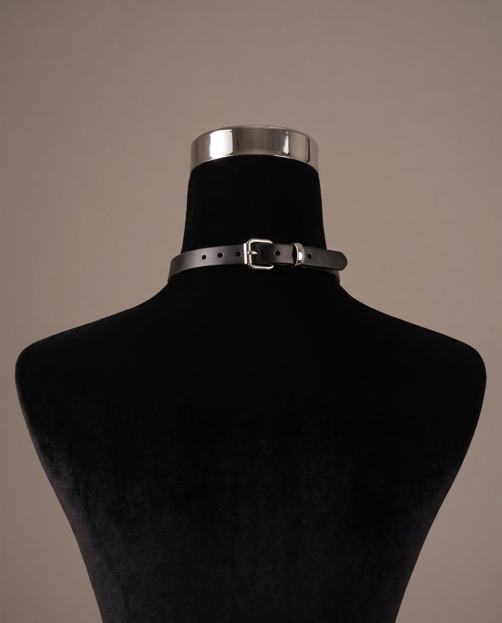 Collier Stella sur buste velours noir, vue de dos sur la fermeture