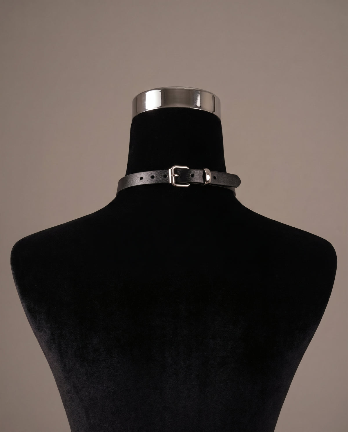 Collier Stella sur buste velours noir, vue de dos sur la fermeture