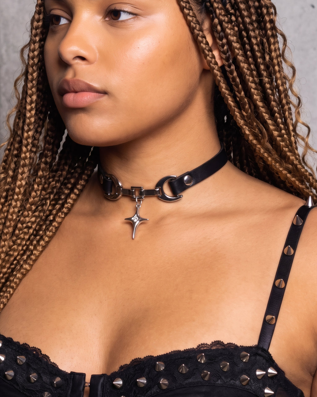 Collier Stella porté, gros plan de trois-quarts sur les attaches en C et l'étoile