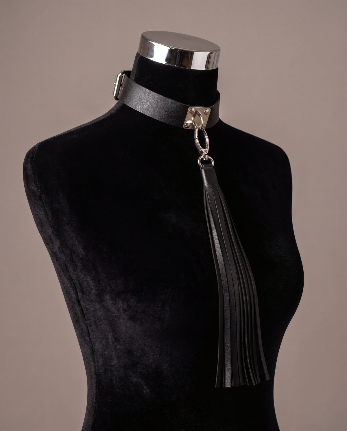 Collier Zelda sur buste velours noir, vue de trois-quarts avec le pompon